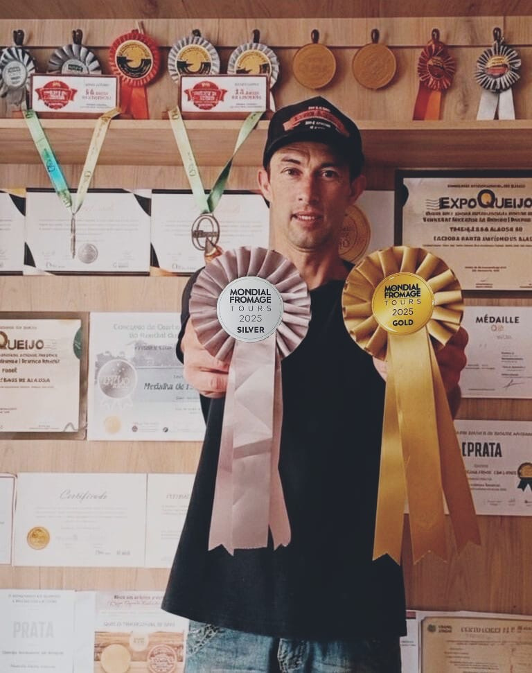 Marcos Vinicius Mendes com medalhas conquistadas pela Fazenda Santo Antônio